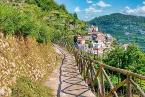 Un pintoresco sendero público cerca del pueblo de scala a lo largo de la hermosa ruta de senderismo valle delle ferriere que conecta las ciudades de ravello y amalfi.