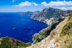Henkeäsalpaavat näkymät Positanoon ja Amalfin rannikolle sentiero degli Deiltä, jumalten polulta.