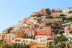 Värikkäitä porrastettuja italialaisia taloja Positanossa
