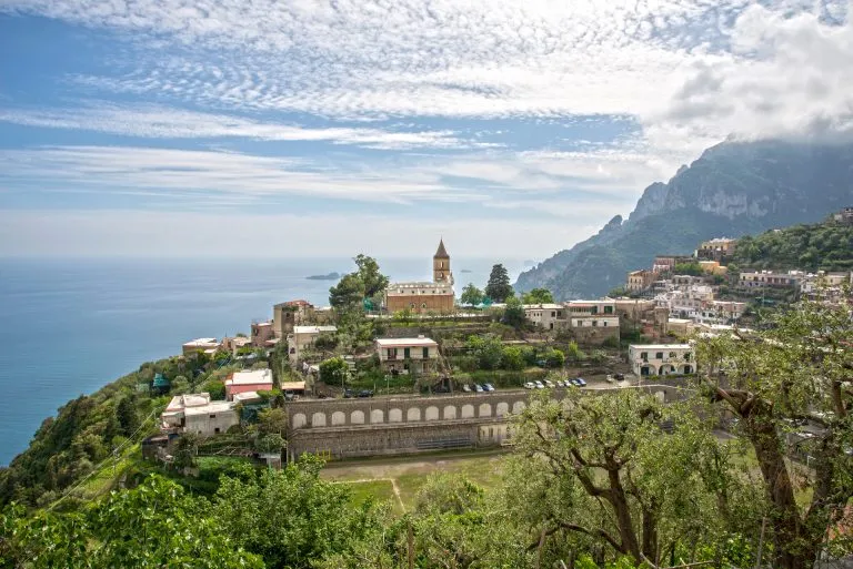 Blick auf das Dorf montepertuso oberhalb von Positano